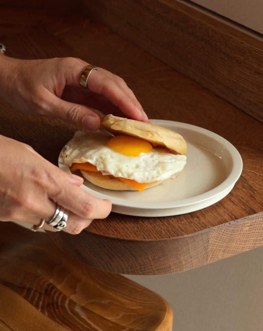 Egg muffin à l'œuf au plat servi sur une assiette