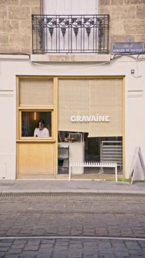 Détail de la façade : fenêtre en bois et store en bambou