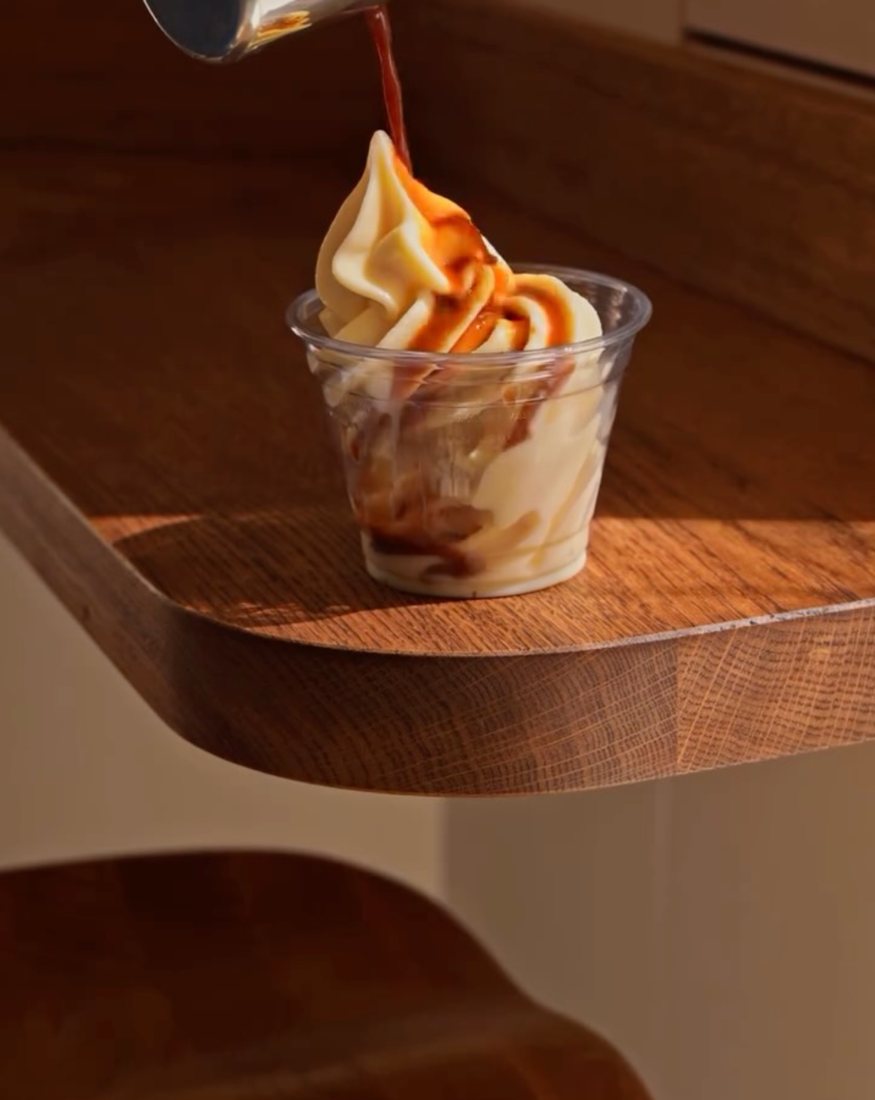 Glace soft nappée de caramel