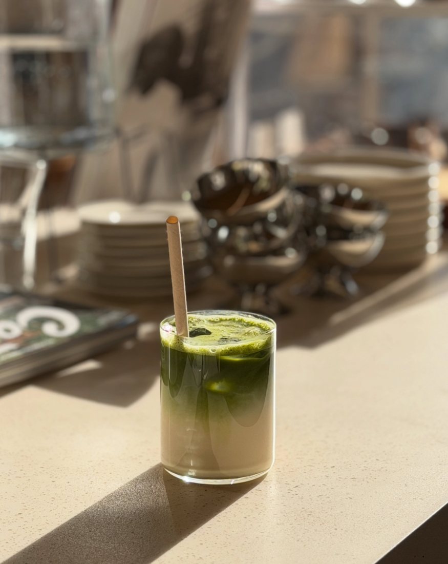 Matcha latte glacé posé sur le comptoir au soleil