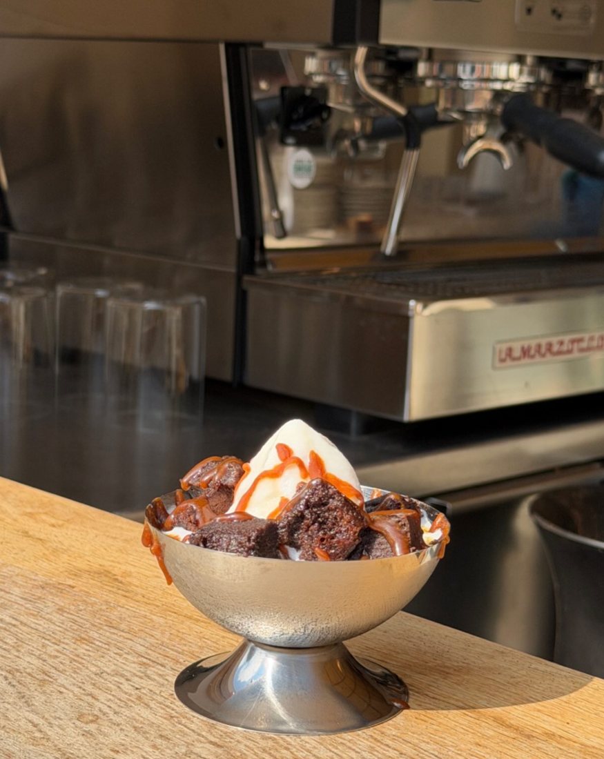 Pâtisserie sundae dans une coupe en métal, nappée de caramel